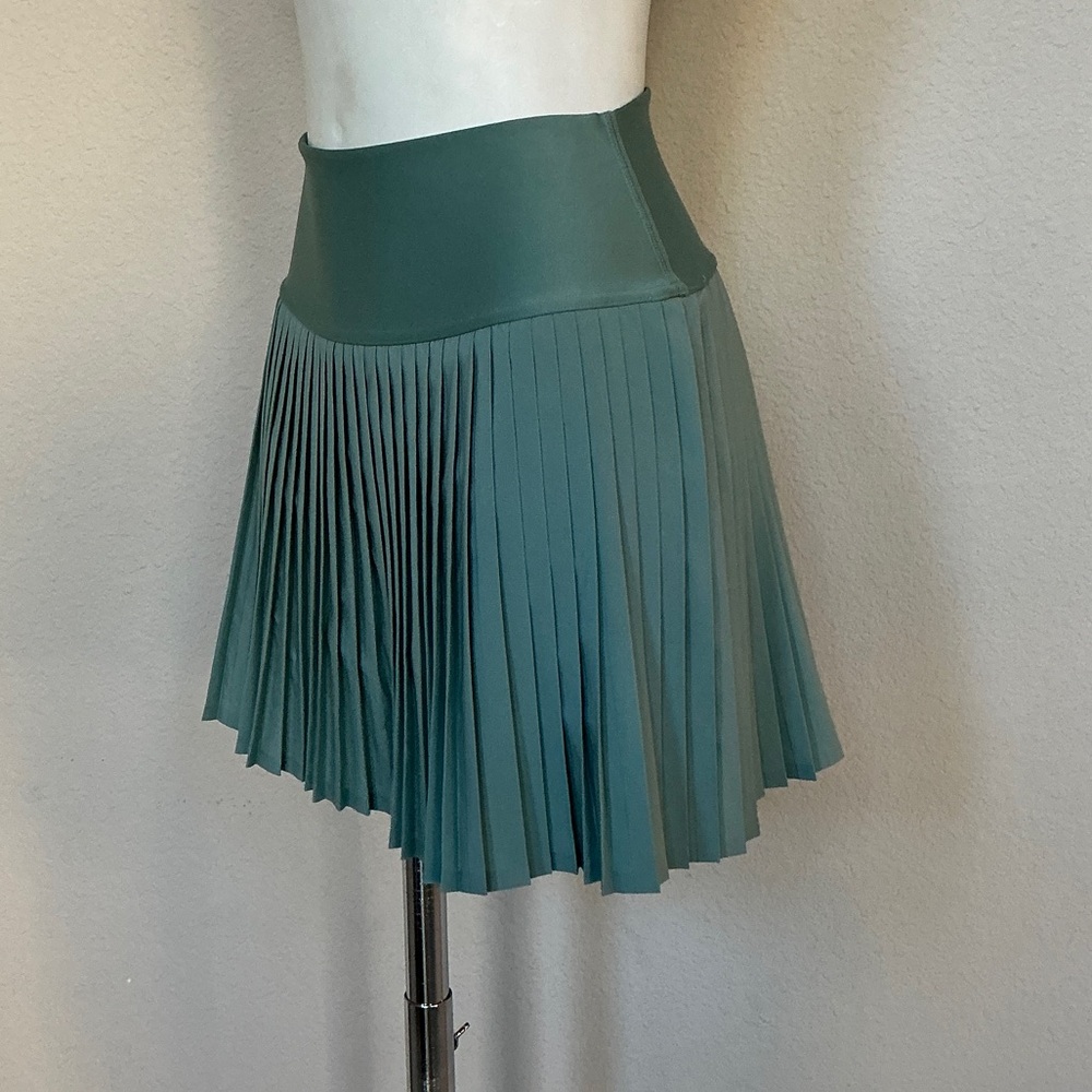 ALO Yoga Grand Slam Tennis Skirt in Botanical Green - Picture 8 of 12